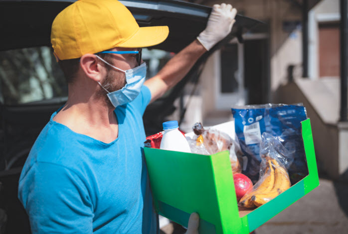 Shipt employee delivers groceries